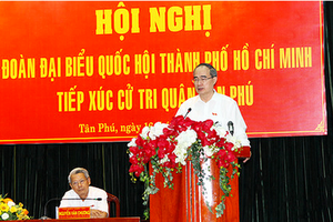 市委書記阮善仁在與新富郡選民接觸會上發表講話。（圖源：進龍）