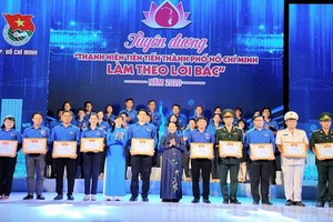 市委副書記武氏蓉（前中）向遵循胡伯伯訓言的先進青年頒發獎狀。（圖源：市黨部新聞網）