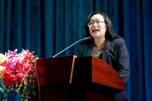 市師範大學校長阮氏明紅。