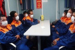 海上沉船遇險的7名漁民及時獲救並安全送上岸。（圖源：MRCC）