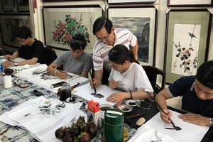 張漢明悉心教導學員。