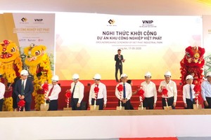 眾多領導為越發工業區主持動工儀式。