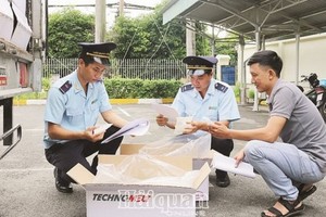 同奈省海關局所屬邊和海關分局公務員檢查進出口商品。（圖源：海關報）