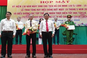 華人黨員、啟秀華文中心校長王沛川獲“學習胡志明思想與道德榜樣”模範獎。