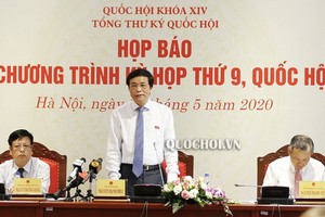 國會辦公廳主任阮幸福（中）出席新聞發佈會並發表演講。（圖源：Quochoi.vn）