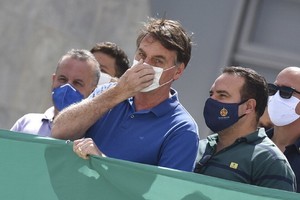 巴西總統博爾索納羅（中）5月17日出席抗議最高法院和國會的集會。（圖源：AP）