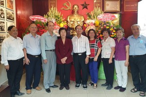 市各民族文學藝術協會成員在第五郡胡志明主席紀念館合照。