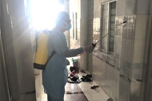 防疫工作人員對該非法入境的婦女居所及附近進行噴灑消毒。（圖源：光輝）