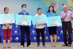 華人企業新金雄黃金寶石有限公司總經理呂永雄直接贊助2000萬元給予4位患癌症勞動者。