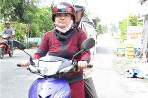 黃氏翠玲正在載客。