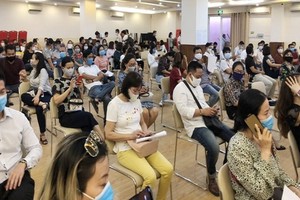 家長到越澳國際學校本市第十郡二月三日街分校要求與學校代表會晤。