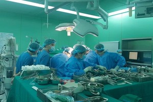 醫療團隊為患者進行肝髒移植手術。（圖源：鳳凰）