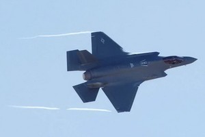 當地時間19日晚9時30分左右，美國空軍駐紮在佛羅里達州埃格林空軍基地的一架F-35A閃電II型戰鬥機在降落時墜毀。圖為美國空軍飛行員的演習畫面。 （圖源：路透社）