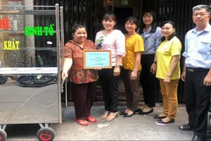 家住第四坊第二街區華人婦女畢嘉麗剛獲郡婦女會贈送謀生工具。