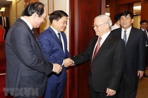 總書記、國家主席阮富仲與各代表交流。（圖源：越通社）