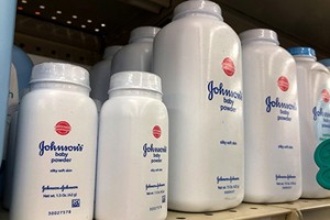 強生公司19日宣佈，將在美、加兩國停售最知名的商品，含滑石粉的嬰兒爽身粉。（圖源：Getty Images）