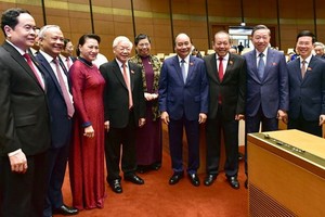 總書記、國家主席阮富仲與各代表出席會議。（圖源：VGP）