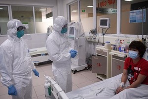 我國所有新冠肺炎重症患者已獲治癒。圖為中央熱帶病醫院醫生在給一名新冠肺炎患者問診。（圖源：俊勇）