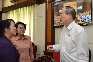 市委書記阮善仁（右）與本市國會代表交談。（圖源：越勇）