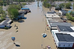 連續多日的降雨導致當地河流水位上升，造成美國密歇根州中部的伊登維爾大壩和桑福德大壩潰堤。大壩潰裂後，洪水不斷湧入附近的村莊和城市。 （圖源：AFP）
