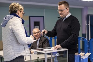 3月15日，在法國北部城市里爾一處投票站，選民參與投票。 （圖源：新華社）