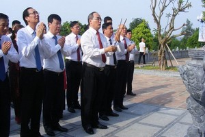 市委書記阮善仁與工作團前往鍾山的鍾山廟上香緬懷胡志明主席祖先。（圖源：維強）