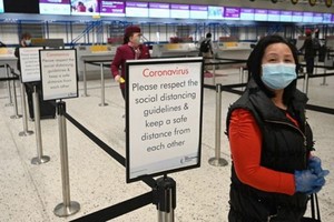 機場旅客必須保持 2米距離。（圖源：Getty Images）