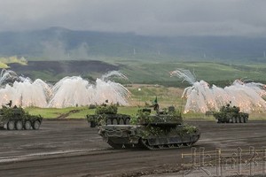 日本陸上自衛隊23日在靜岡縣東富士演習場舉行國內最大規模實彈射擊演習。（圖源：共同社）