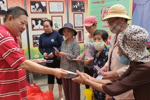 杭慰瑤先生向貧困戶贈送救濟品。