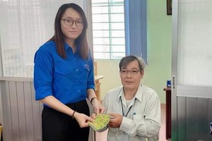 熱心人士認購購物券。