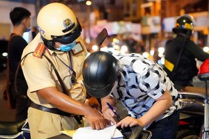 交警截查一名騎士的車子保險證件。