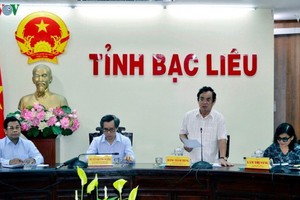 薄寮省人委會主席楊成忠（右二）在檢討會上發言。（圖源：VOV）