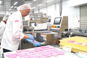 亞洲餅家主理人高肇力生產火龍果麵包。