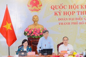 黨中央政治局委員、市委書記、市國會代表團長阮善仁（右）出席會議。（圖源：市黨部新聞網）