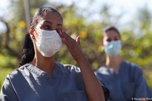 巴西有上百名醫護殉職，圖為4月23日護士在聖保羅一間醫院外悼念病亡的同事。（圖源：路透社）