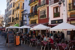 圖為西班牙南海岸的露天餐廳街。（圖源：Sputnik）