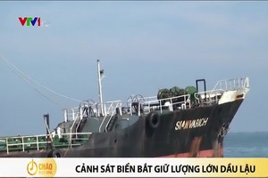 第三海警區司令部最近逮捕一艘載有170萬公升燃油駛入我國海域銷售的外籍船。（圖源：VTV視頻截圖）