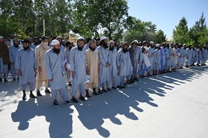 當地時間5月26日，塔利班囚犯在喀布爾附近的巴格拉姆監獄獲釋時站在一起。（圖源：AFP）