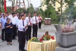 在場的北寧省領導及代表團向黃國越同志塑像上香緬懷、鞠躬致意。（圖源：芳華）