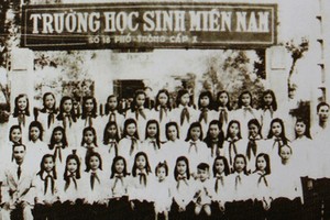 圖為1956年南方十八號學校師生合照。（圖源：互聯網）