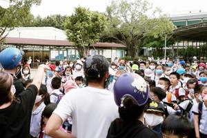 復課不久，學生就忙於複習以參加考試。