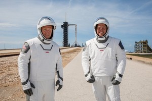 這是5月23日，在美國佛羅裏達州肯尼迪航天中心，宇航員道格拉斯·赫爾利（左）與宇航員鮑勃·本肯身著宇航服參與發射演練。（圖源：NASA）