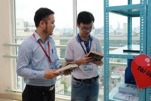 愛心分享區為貧困大學生提供教材。