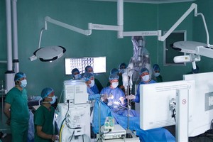 115人民醫院成為越南首家使用Modus V Synaptive機器人人工智能系統給67歲病人進行腦腫瘤手術的醫院。（圖源：院方提供）