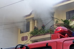 消防隊聞訊後趕抵現場，迅速開展滅火和營救行動。（圖源：孟和）