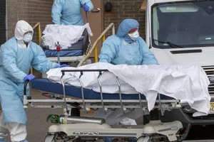 美國新冠肺炎確診病例27日累計超過169萬人，死亡人數突破10萬人。（圖源：路透社）