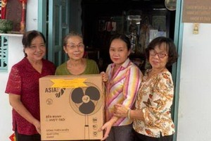 華人家庭獲重修住房