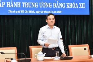 黨中央委員、市委常務副書記陳留光主持會議。（圖源：越勇）