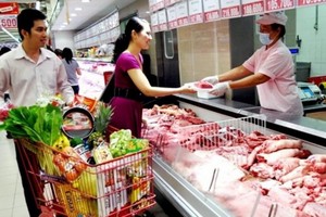 前 5 個月 CPI 平均指數 3 年來最高。圖為消費者在超市選購鮮食商品。（示意圖源：互聯網）