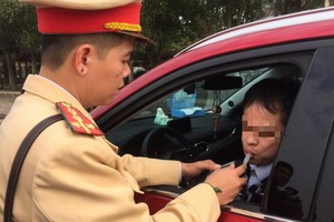 交警在給一名司機做呼氣酒精含量測試。（圖源：互聯網）